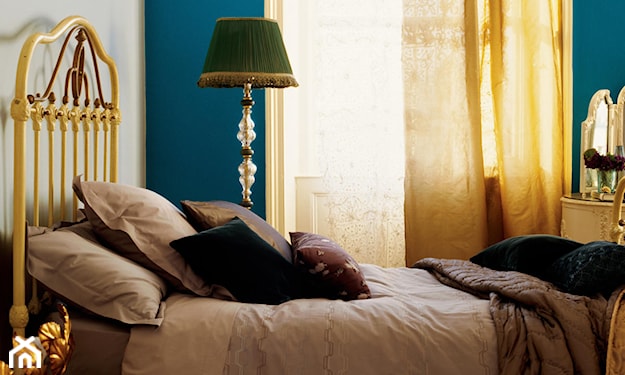 lampa podłogowa z zielonym abażurem, żółta zasłona, niebieska ściana