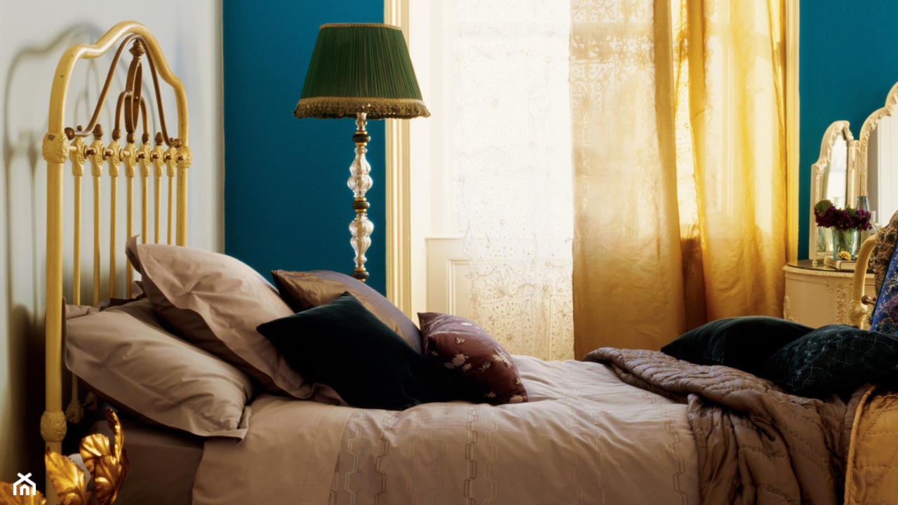 Sypialnie - Mała biała niebieska sypialnia, styl glamour - zdjęcie od Dulux - Homebook