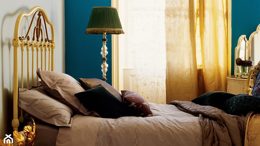 Sypialnie - Mała biała niebieska sypialnia, styl glamour - zdjęcie od Dulux