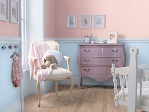 Pokoje dla dzieci i młodzieży - Mały beżowy niebieski pokój dziecka dla niemowlaka dla dziewczynki, styl tradycyjny - zdjęcie od Dulux