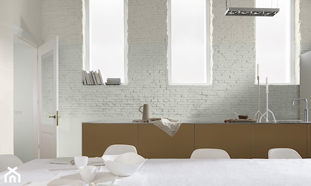 biała cegła w jadalni, ściana z białej cegły, brązowe meble na tle ściany z białej cegły