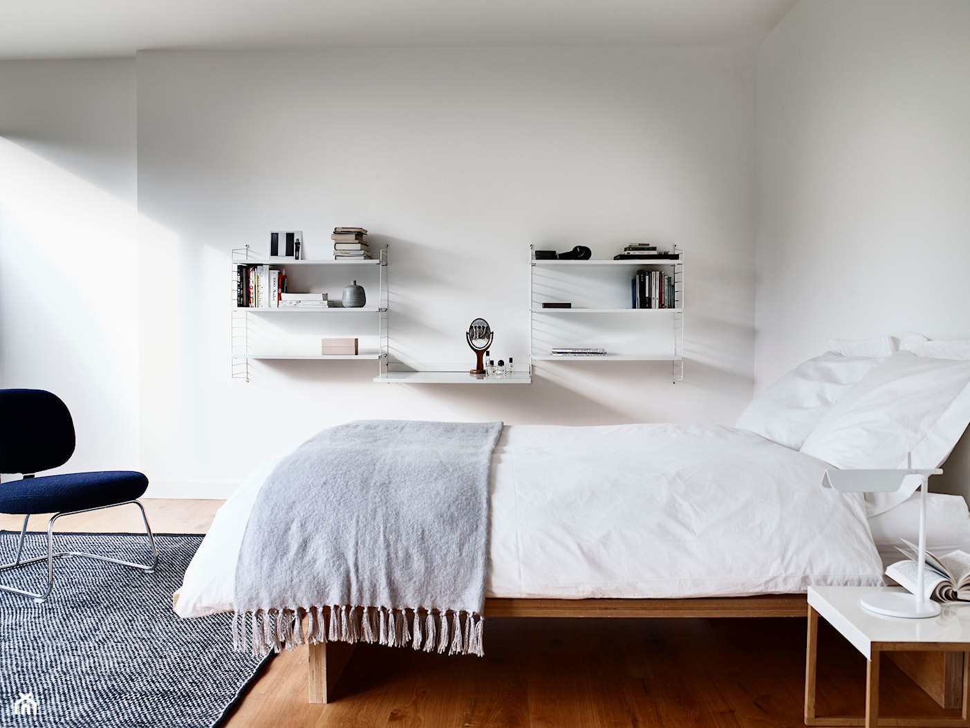 Paleta kolorów roku - Średnia biała sypialnia, styl skandynawski - zdjęcie od Dulux - Homebook