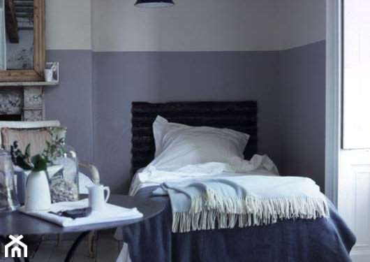 biało - niebieska ściana w sypialni