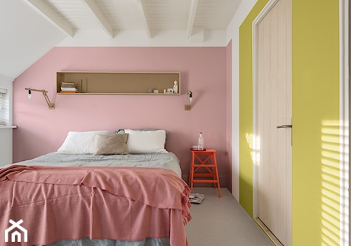 Kolor Roku 2019 - Średnia biała różowa żółta sypialnia na poddaszu, styl tradycyjny - zdjęcie od Dulux