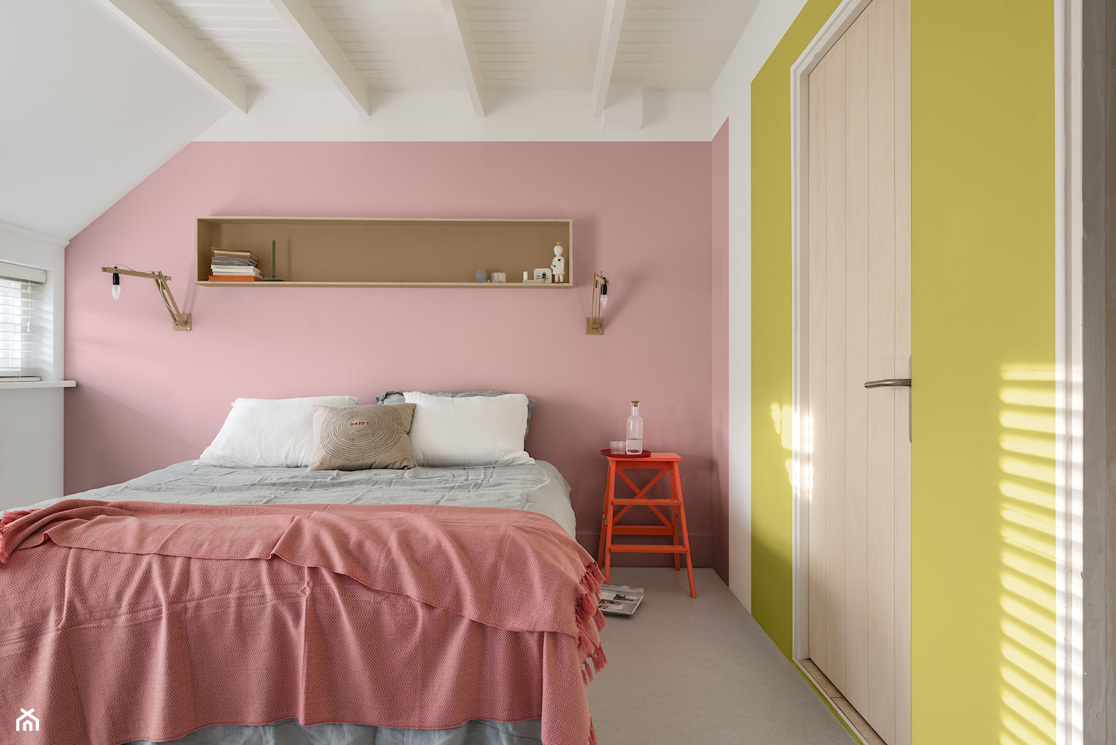 Kolor Roku 2019 - Średnia biała różowa żółta sypialnia na poddaszu, styl tradycyjny - zdjęcie od Dulux - Homebook