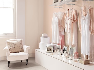 Pokoje dzienne - Mała beżowa sypialnia, styl glamour - zdjęcie od Dulux