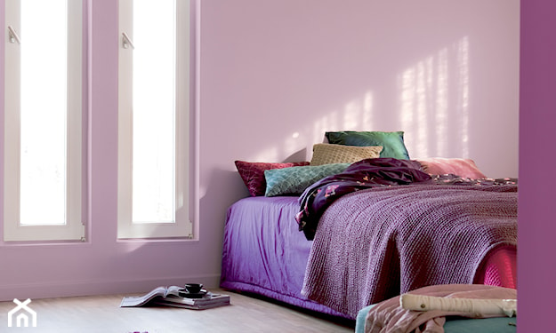 fioletowy pokój minimalistyczny