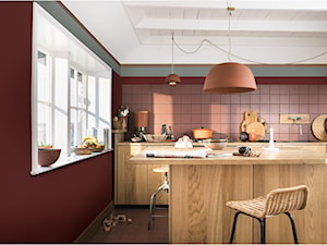 Kolor Roku 2019 - Średnia otwarta pomarańczowa z zabudowaną lodówką z podblatowym zlewozmywakiem kuchnia jednorzędowa z wyspą lub półwyspem z oknem, styl nowoczesny - zdjęcie od Dulux