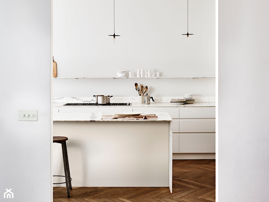 Paleta kolorów roku - Mała otwarta z kamiennym blatem biała z zabudowaną lodówką kuchnia jednorzędowa z wyspą lub półwyspem z marmurem nad blatem kuchennym, styl minimalistyczny - zdjęcie od Dulux