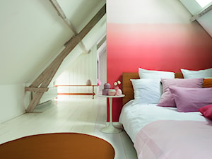 Nowości 2019 - Duża biała czerwona sypialnia na poddaszu, styl nowoczesny - zdjęcie od Dulux