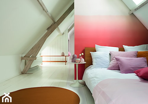 Nowości 2019 - Duża biała czerwona sypialnia na poddaszu, styl nowoczesny - zdjęcie od Dulux