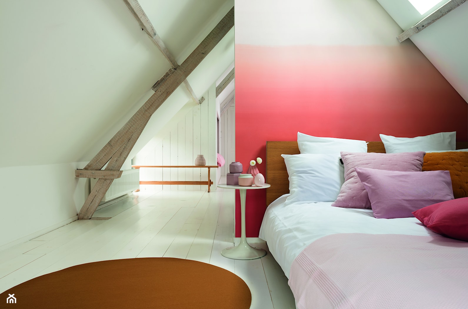 Nowości 2019 - Duża biała czerwona sypialnia na poddaszu, styl nowoczesny - zdjęcie od Dulux - Homebook