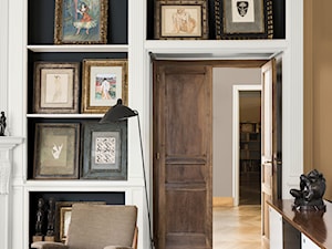 Kolor Roku 2019 - Mały biały brązowy salon, styl vintage - zdjęcie od Dulux