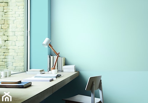 Szarości i skandynawia - Małe z zabudowanym biurkiem niebieskie biuro, styl skandynawski - zdjęcie od Dulux
