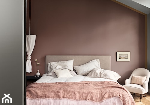 Nowości 2019 - Mała biała brązowa sypialnia na poddaszu, styl nowoczesny - zdjęcie od Dulux