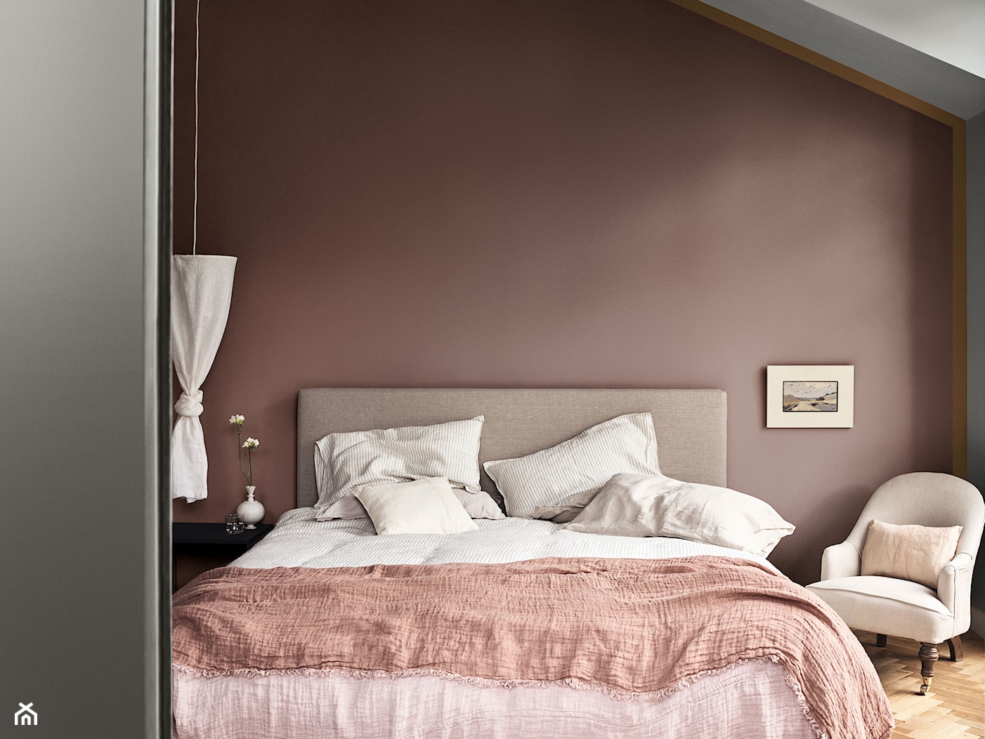 Nowości 2019 - Mała biała brązowa sypialnia na poddaszu, styl nowoczesny - zdjęcie od Dulux - Homebook