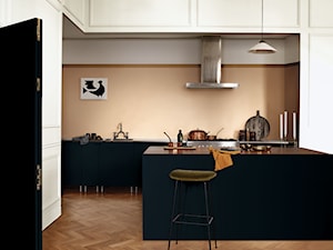 Nowości 2019 - Średnia otwarta z salonem biała pomarańczowa z zabudowaną lodówką z podblatowym zlewozmywakiem kuchnia jednorzędowa z wyspą lub półwyspem, styl nowoczesny - zdjęcie od Dulux