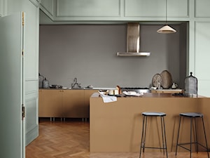 Nowości 2019 - Duża otwarta z kamiennym blatem czarna z zabudowaną lodówką z nablatowym zlewozmywakiem kuchnia dwurzędowa z wyspą lub półwyspem z oknem, styl nowoczesny - zdjęcie od Dulux