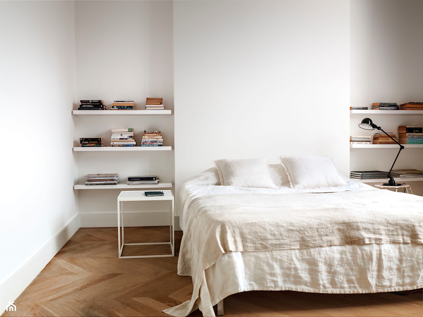 Paleta kolorów roku - Średnia biała sypialnia, styl minimalistyczny - zdjęcie od Dulux - Homebook