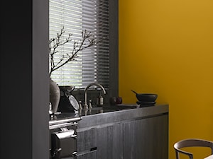 Wiosenne metamorfozy - Mała otwarta żółta kuchnia jednorzędowa z oknem, styl skandynawski - zdjęcie od Dulux