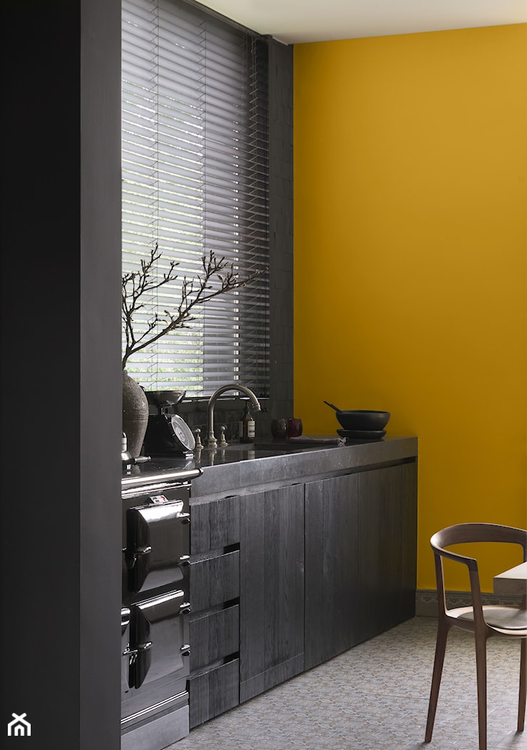Wiosenne metamorfozy - Mała otwarta żółta kuchnia jednorzędowa z oknem, styl skandynawski - zdjęcie od Dulux - Homebook