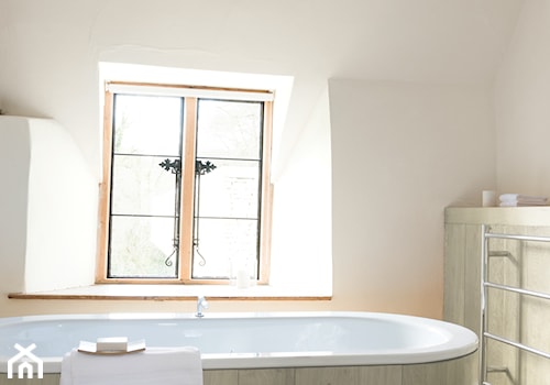 Kolory Świata - Skandynawia - Mała na poddaszu łazienka z oknem, styl skandynawski - zdjęcie od Dulux