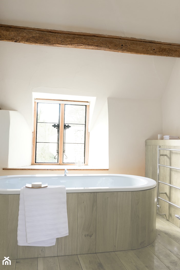 Kolory Świata - Skandynawia - Mała na poddaszu łazienka z oknem, styl skandynawski - zdjęcie od Dulux - Homebook