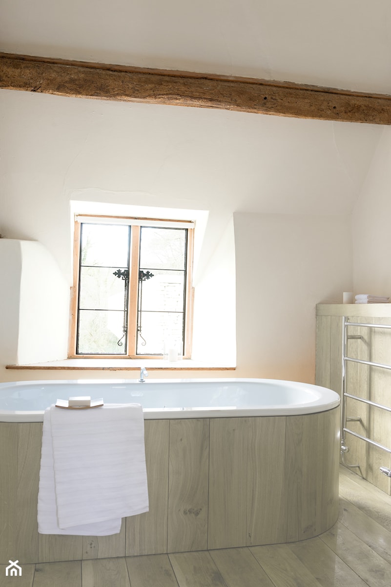 Kolory Świata - Skandynawia - Mała na poddaszu łazienka z oknem, styl skandynawski - zdjęcie od Dulux
