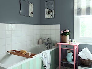 Szarości i skandynawia - Mała na poddaszu łazienka z oknem, styl nowoczesny - zdjęcie od Dulux
