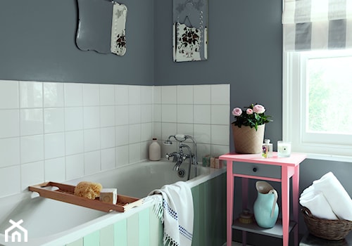 Szarości i skandynawia - Mała na poddaszu łazienka z oknem, styl nowoczesny - zdjęcie od Dulux