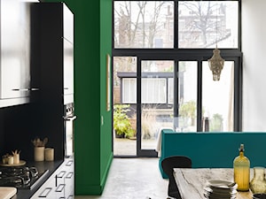 Intensywne kolory we wnętrzu - Średnia zamknięta z kamiennym blatem czarna szara zielona z zabudowaną lodówką z nablatowym zlewozmywakiem kuchnia jednorzędowa z oknem, styl nowoczesny - zdjęcie od Dulux