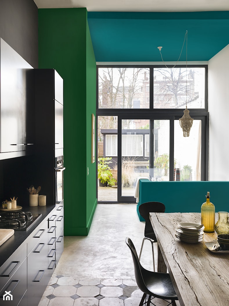 Intensywne kolory we wnętrzu - Średnia zamknięta z kamiennym blatem czarna szara zielona z zabudowaną lodówką z nablatowym zlewozmywakiem kuchnia jednorzędowa z oknem, styl nowoczesny - zdjęcie od Dulux - Homebook