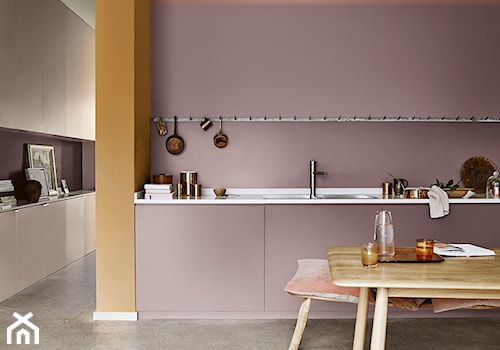 Paleta kolorów roku - Średnia otwarta z salonem beżowa pomarańczowa z nablatowym zlewozmywakiem kuchnia z różowymi frontami jednorzędowa - zdjęcie od Dulux