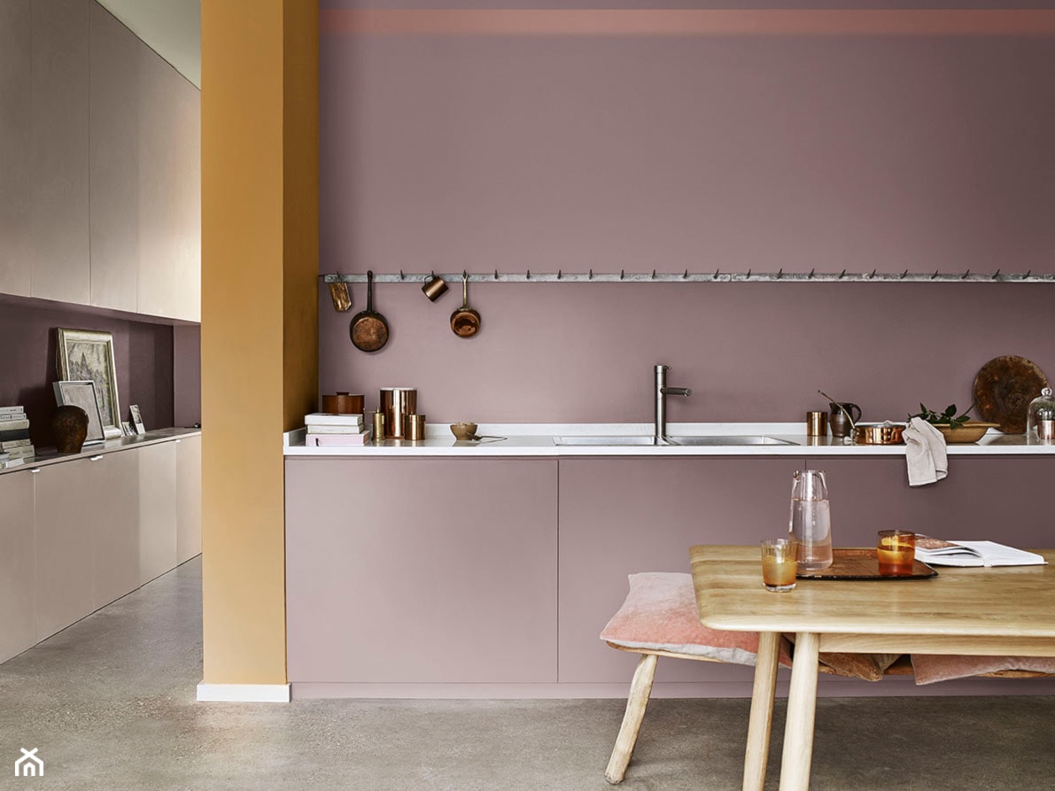 Paleta kolorów roku - Średnia otwarta z salonem beżowa pomarańczowa z nablatowym zlewozmywakiem kuchnia z różowymi frontami jednorzędowa - zdjęcie od Dulux - Homebook