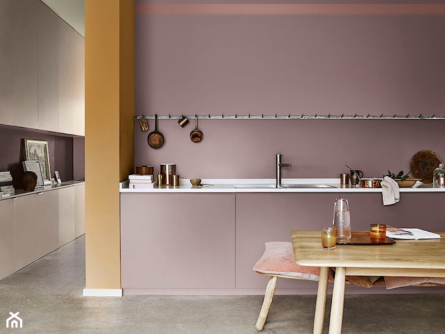 Paleta kolorów roku - Średnia otwarta z salonem beżowa pomarańczowa z nablatowym zlewozmywakiem kuchnia z różowymi frontami jednorzędowa - zdjęcie od Dulux