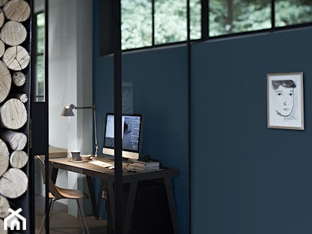 Aranżacje wnętrz - Biuro: Intensywne kolory we wnętrzu - Małe niebieskie szare biuro, styl minimalistyczny - Dulux. Przeglądaj, dodawaj i zapisuj najlepsze zdjęcia, pomysły i inspiracje designerskie. W bazie mamy już prawie milion fotografii!