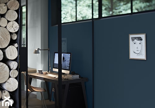 Intensywne kolory we wnętrzu - Małe niebieskie szare biuro, styl minimalistyczny - zdjęcie od Dulux