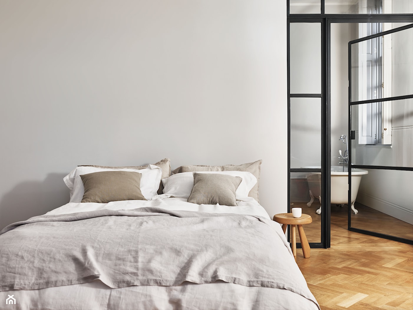 Nowości 2019 - Mała biała sypialnia z łazienką, styl nowoczesny - zdjęcie od Dulux - Homebook
