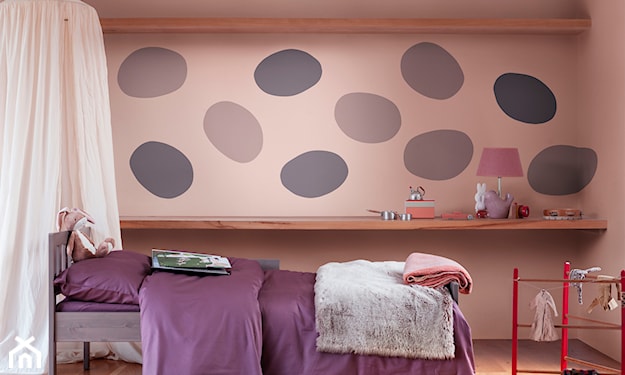 wzory na ścianie, ściana w kropki, kolorowe ściany, różowe ściany, ściany w pokoju dziecka
