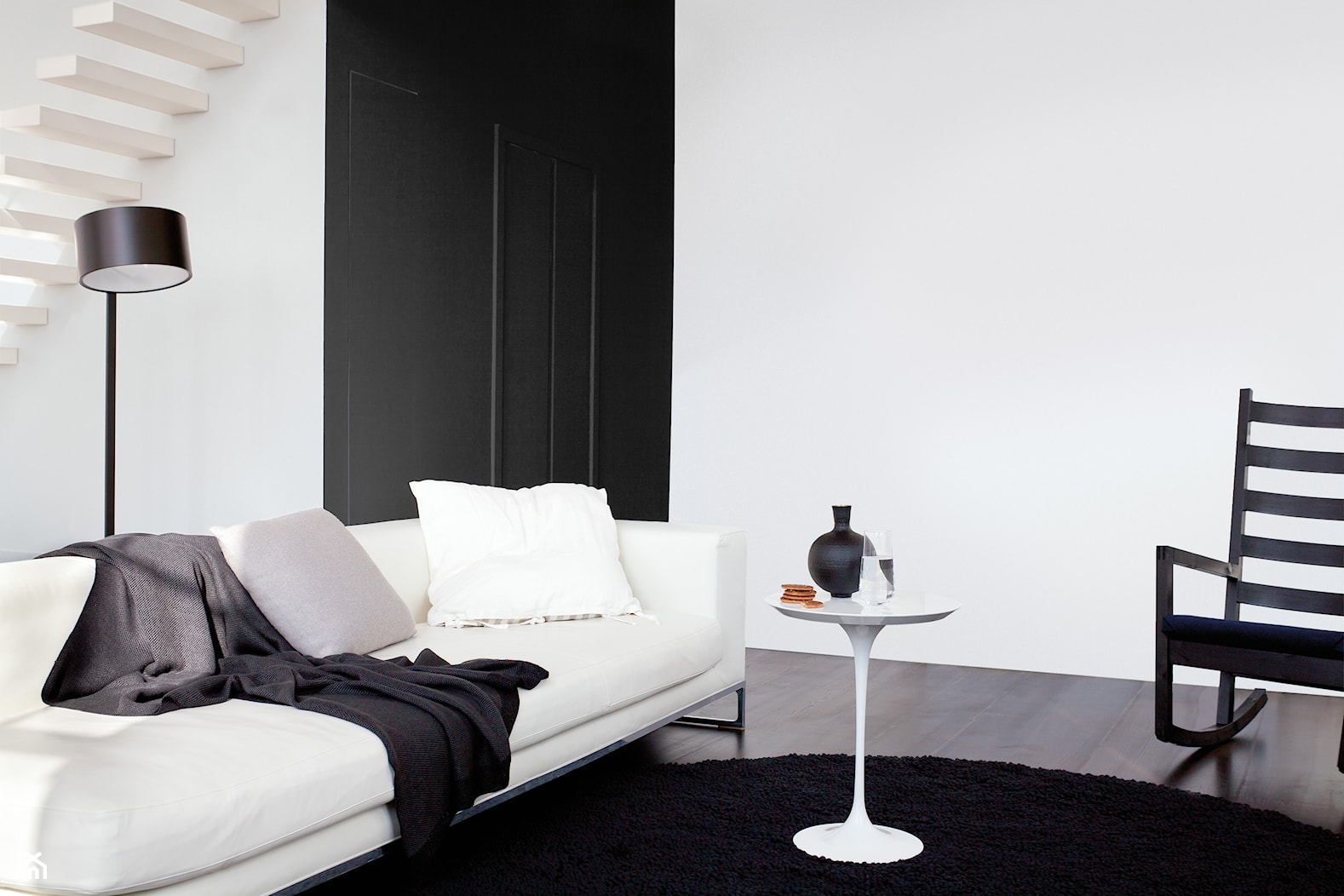 Pokoje dzienne - Średni biały czarny salon - zdjęcie od Dulux - Homebook