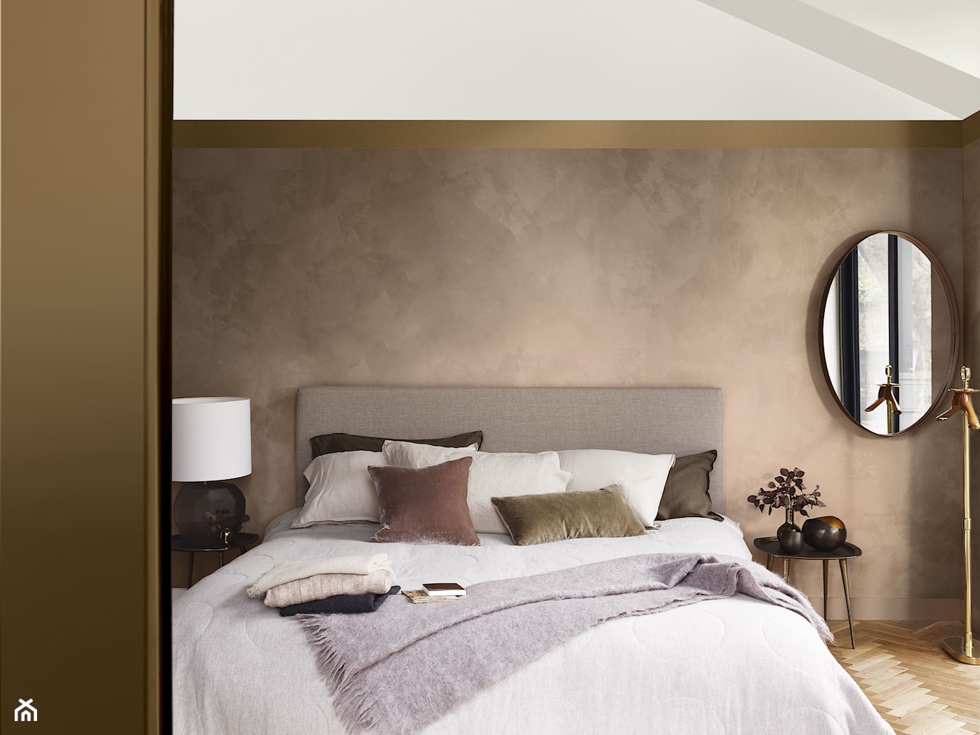 Nowości 2019 - Mała biała szara sypialnia na poddaszu, styl nowoczesny - zdjęcie od Dulux - Homebook