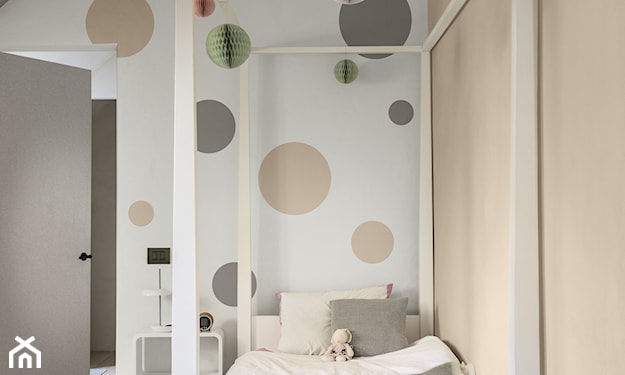 beżowa ściana, łóżko z baldachimem, ściana z dekoracyjnymi kółkami