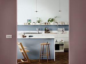 Paleta kolorów roku - Średnia zamknięta z kamiennym blatem biała niebieska z zabudowaną lodówką kuchnia jednorzędowa z wyspą lub półwyspem, styl skandynawski - zdjęcie od Dulux