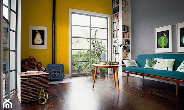 żółto - siwe ściany w salonie i niebieska sofa