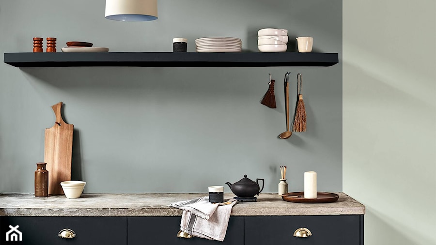 Kolor Roku 2020 - Mała zamknięta z kamiennym blatem biała szara z zabudowaną lodówką kuchnia jednorzędowa, styl minimalistyczny - zdjęcie od Dulux