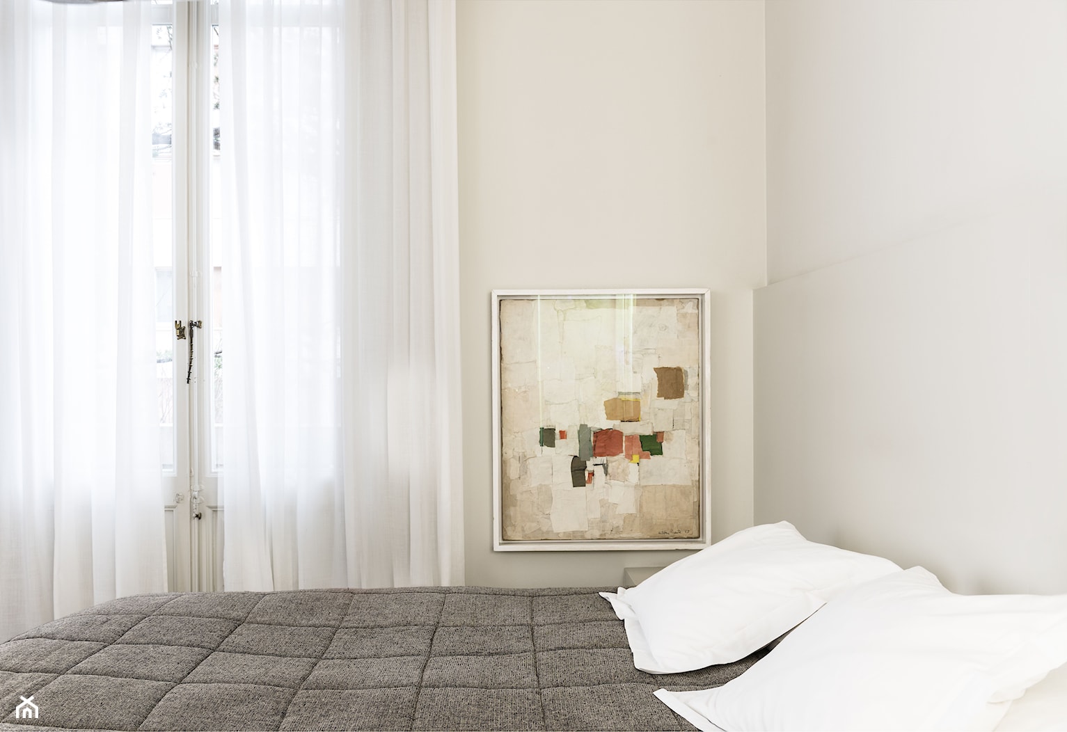 Kolor Roku 2019 - Biała sypialnia z balkonem / tarasem, styl minimalistyczny - zdjęcie od Dulux - Homebook