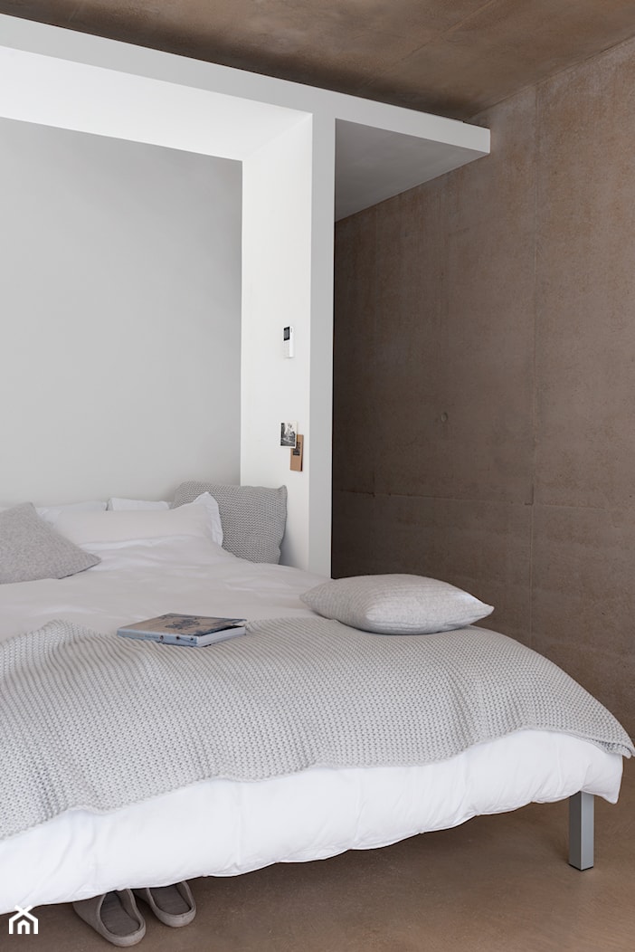 Kolory Świata - Skandynawia - Mała biała szara sypialnia, styl skandynawski - zdjęcie od Dulux - Homebook