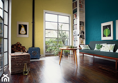 Pokoje dzienne - Średni niebieski żółty salon z tarasem / balkonem z bibiloteczką, styl vintage - zdjęcie od Dulux