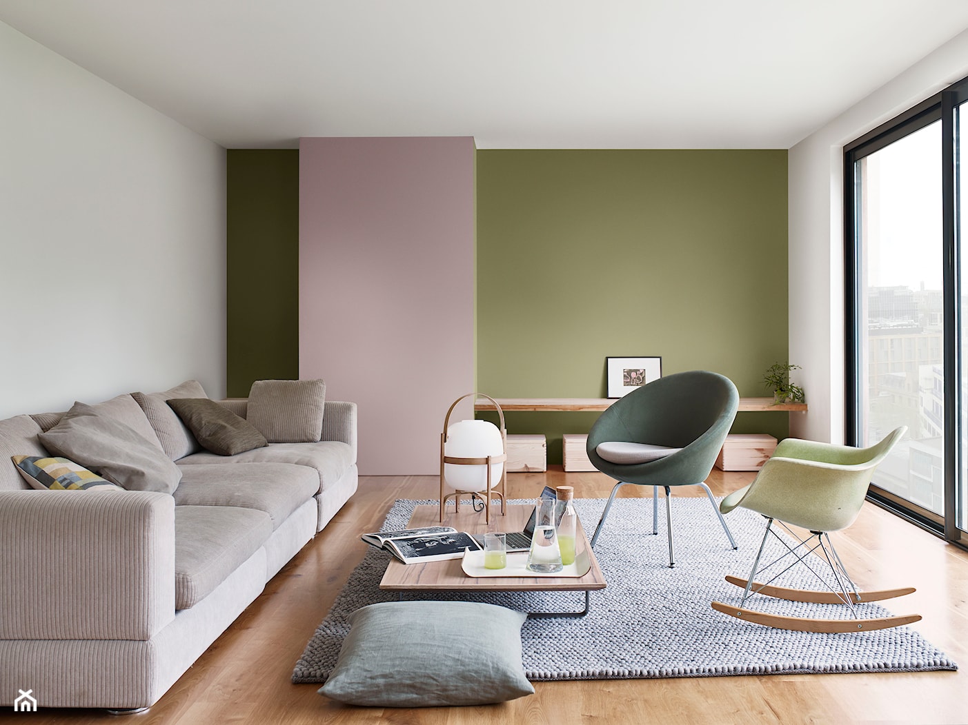 Paleta kolorów roku - Średni biały różowy zielony salon, styl skandynawski - zdjęcie od Dulux - Homebook