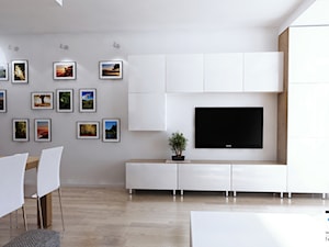 Projekt strefy dziennej i łazienki w mieszkaniu w Chorzowie - Mały biały salon z jadalnią, styl nowoczesny - zdjęcie od RESE Architekci Studio Projektowe